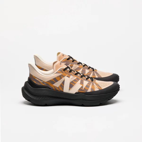CONDOR 3 ADVANCED VEJA X CESAR VILLALBA AREIA CASHEW OURO