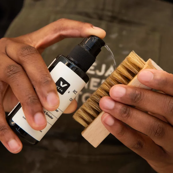 SNEAKER CARE KIT VEJA X ACT OF CARING – Image 3